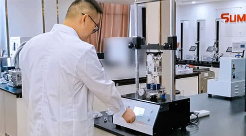 口服液体药用聚酶瓶瓶盖扭矩仪XGY-03操作现场图